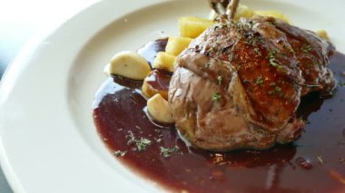 sıcak et parçası sarımsak ve limon ile