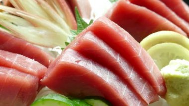 et dilimleri limon ve yeşillik ile