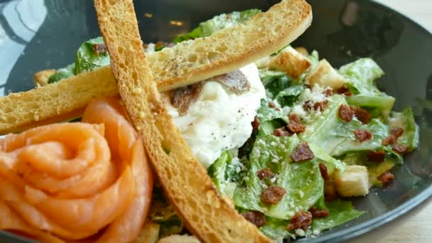 Balık dilimlerini salata ve kızarmış ekmek sopa ile — Stok video