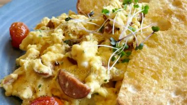 sahanda yumurta tost ve domates ile