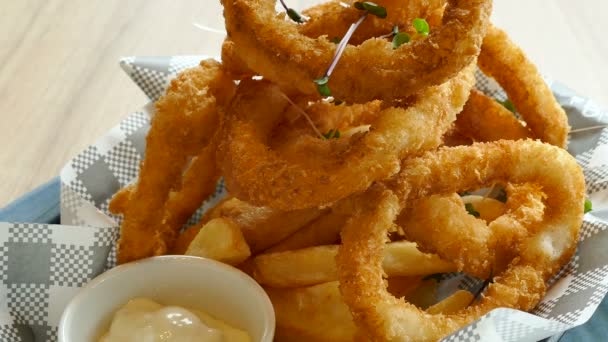 Calamary rings with french fries — Stock Video