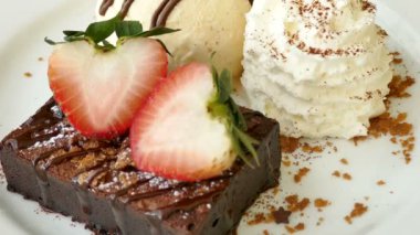 kek krem ve çilek ile