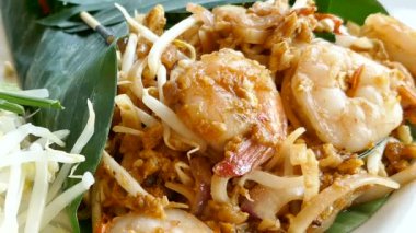 Deniz ürünleri karides ve yeşillik salatası 