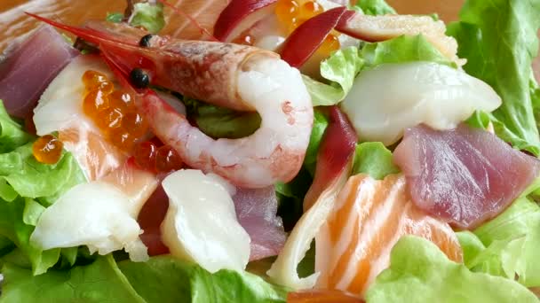 Seafood salade met groen — Stockvideo