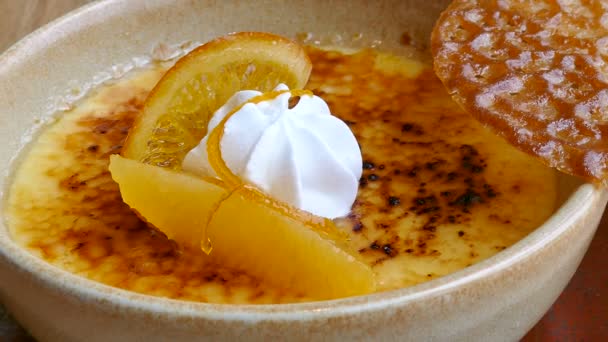 Апельсины со сливками в сиропе и крекере — стоковое видео
