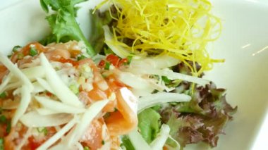 farklı yeşil deniz ürünleri salatası