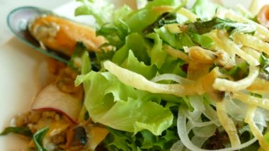 yeşil salata ile deniz ürünleri