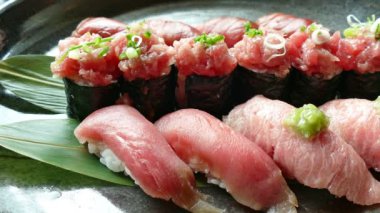  suşi ve yaprakları üzerinde rulo