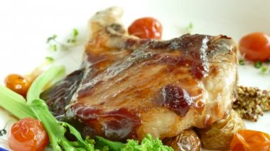 yeşillik ve domates ile pişmiş et