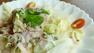 yeşillik ve domates ile deniz ürünleri salatası