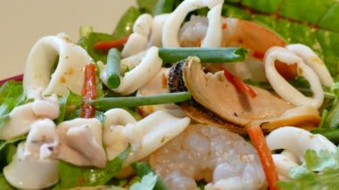 Beyaz yeşilliklerle ile deniz ürünleri