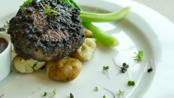 Carne grelhada com batatas e molho — Vídeo de Stock