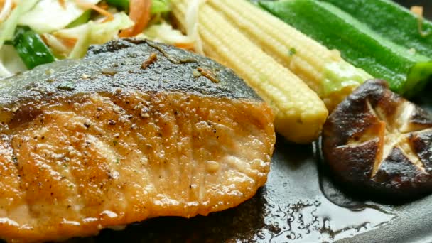 Pedaço de peixe com salada e vegetação — Vídeo de Stock