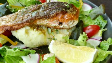 Balık parça patates püresi ile