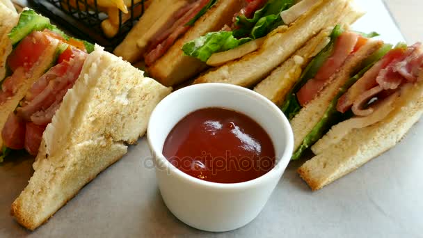 Sándwiches con papas fritas y salsa — Vídeos de Stock