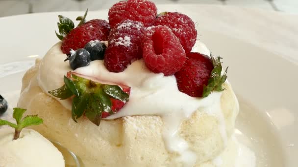 Pastel con crema y bayas — Vídeos de Stock