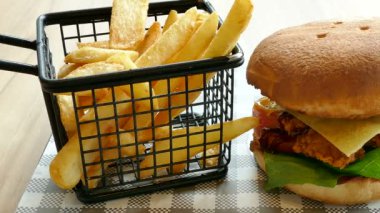 Kızarmış patates hamburger ile