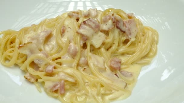 Спагетті з м'ясом і сиром — стокове відео