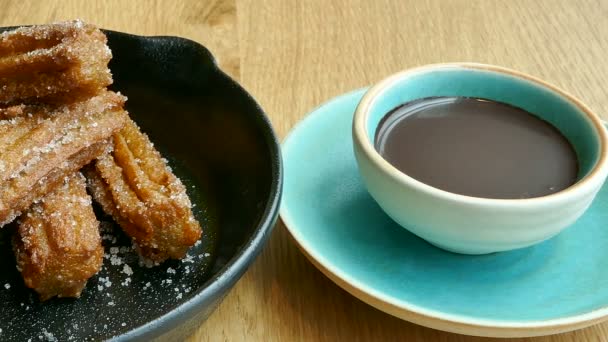 Churros con chocolate caliente — Vídeo de stock