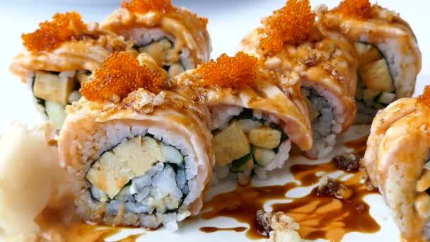 Sushi z ikry i sosem — Wideo stockowe