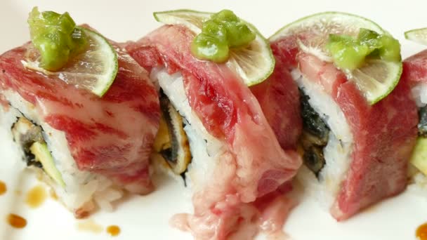 Sushi s masem a laim — Stock video