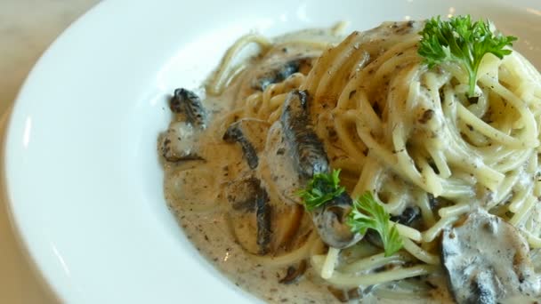 Spaghetti met truffel — Stockvideo