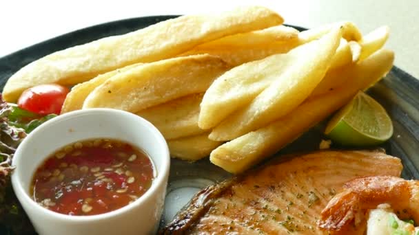 Bistecca di salmone e gamberi con patatine fritte — Video Stock
