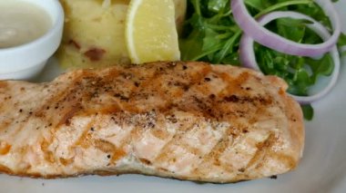 Balık parçası ile pirinç