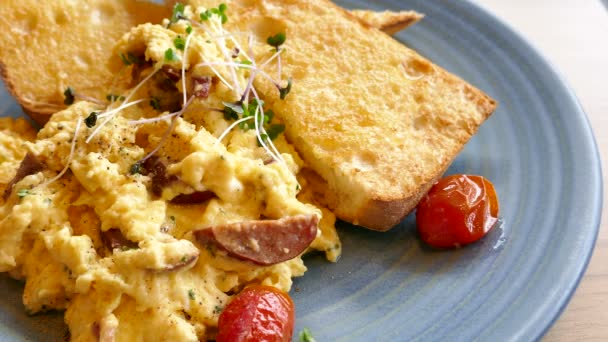 Scrambled eggs with toasts and tomatoes — Stock Video