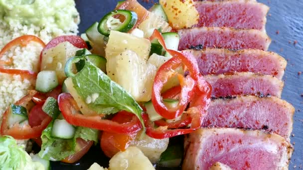 Pedaços de carne com salada e arroz — Vídeo de Stock
