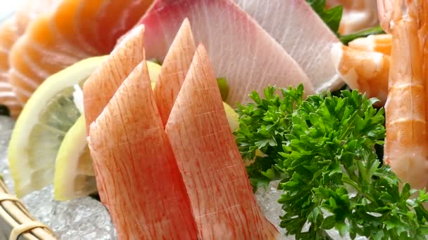 Fatias de peixe com camarões em tigela — Vídeo de Stock