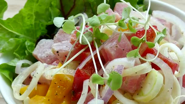 Salada com peixe em tigela — Vídeo de Stock