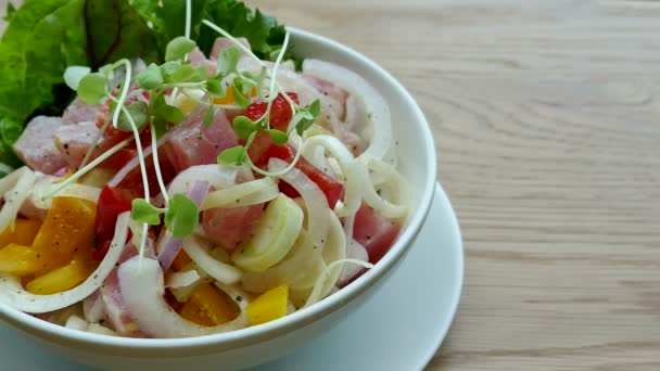 Salat mit Fisch in Schüssel — Stockvideo