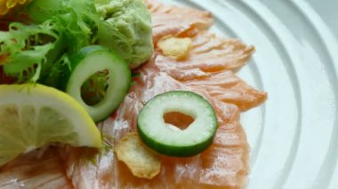 Balık dilim salatalık ve plaka üzerinde limon ile