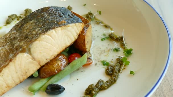 Рыба с картошкой на тарелке — стоковое видео