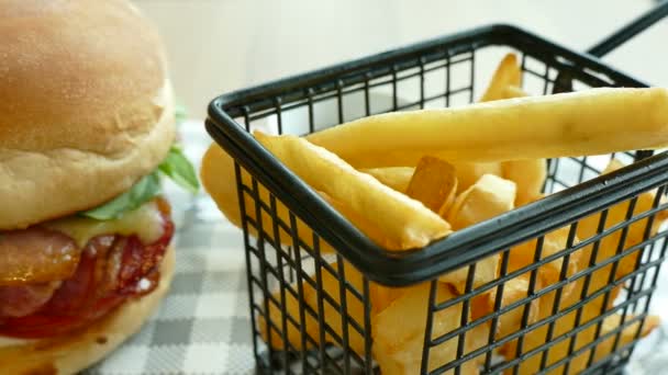 Burger and french fries — Stock Video