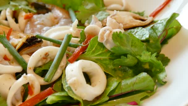 Salada de frutos do mar com verde e mexilhões — Vídeo de Stock
