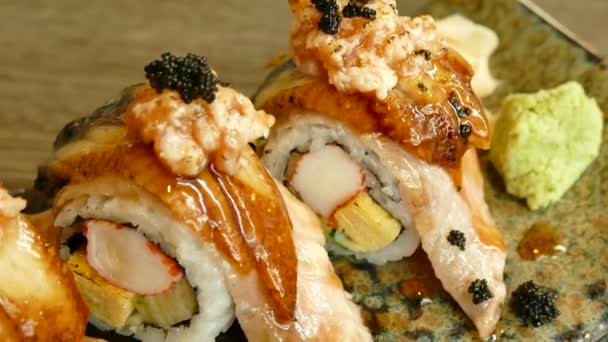 Sushi con pescado y huevas — Vídeo de stock