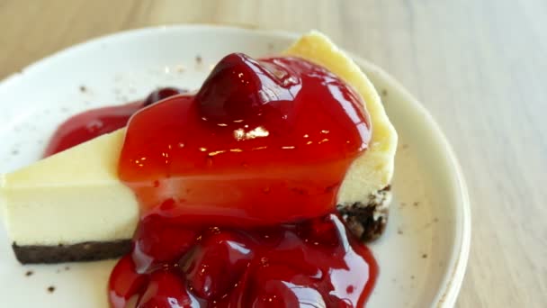 Kuchen mit Erdbeeren auf Teller — Stockvideo