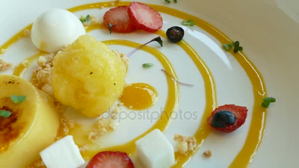Dessert with strawberries on plate — Stock Video