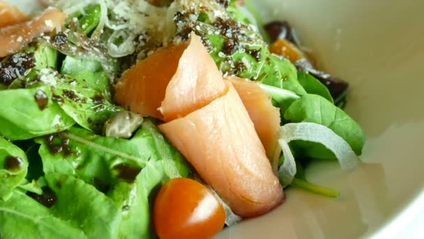 Зеленый салат с рыбой — стоковое видео