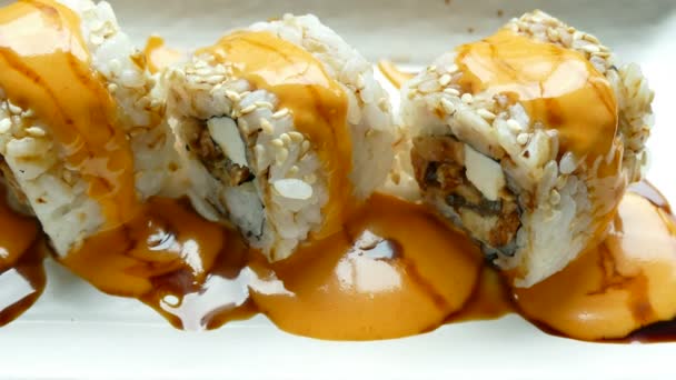 Rouleaux de poisson avec sauce — Video