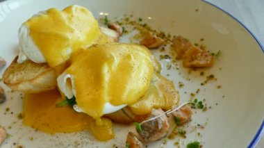 Somon Yumurta benedict