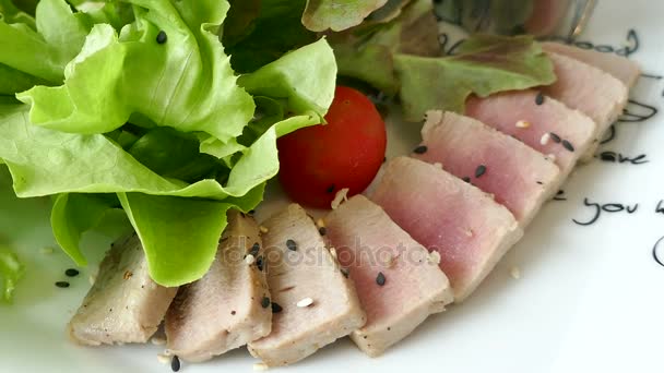 Салат из тунца с овощами — стоковое видео