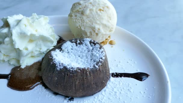 美味的巧克力熔岩 — 图库视频影像