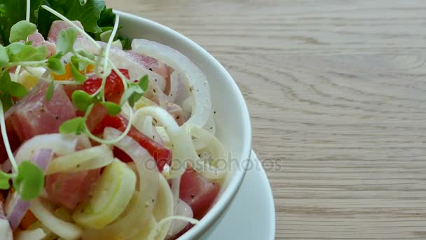 Taze sebzeli ton balığı salatası. — Stok video