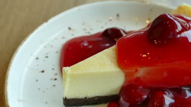 Lezzetli peynirli kek çilek