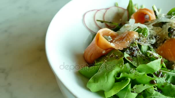Salada de salmão defumado — Vídeo de Stock