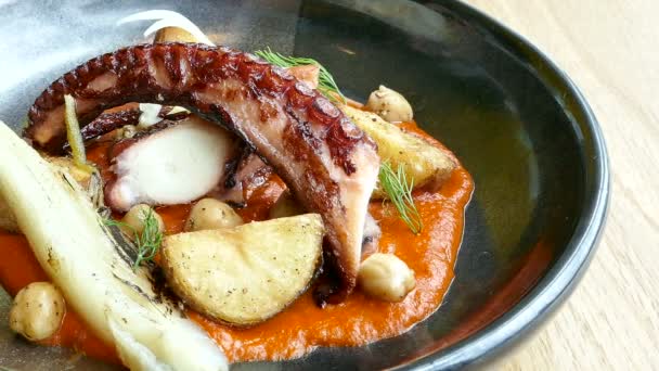 Hinojo de pulpo con chile piquillo — Vídeo de stock