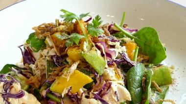 Sebzeli tavuk salatası